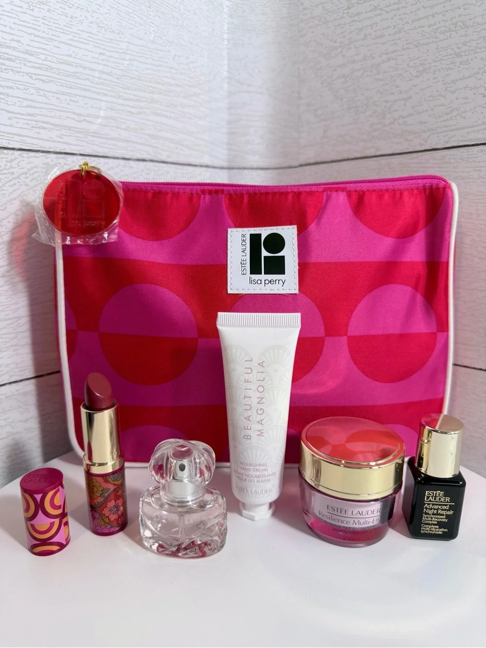6 pc Estée Lauder x Lisa Perry Pink & Red Cosmetic Bag + Beauty Skincare Set - Picture 2 of 2